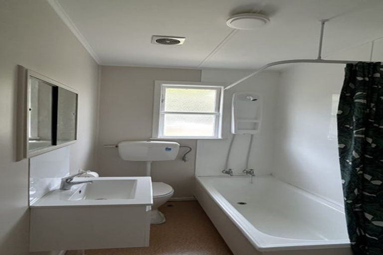 Photo of property in 12 Huntingdon Street, Northland, Wellington, 6012