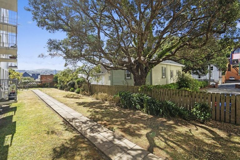 Photo of property in Kingsgate Flats, 10 Austin Street, Mount Victoria, Wellington, 6011