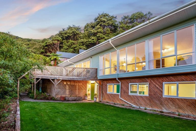 Photo of property in 12 Whiorau Grove, Lowry Bay, Lower Hutt, 5013