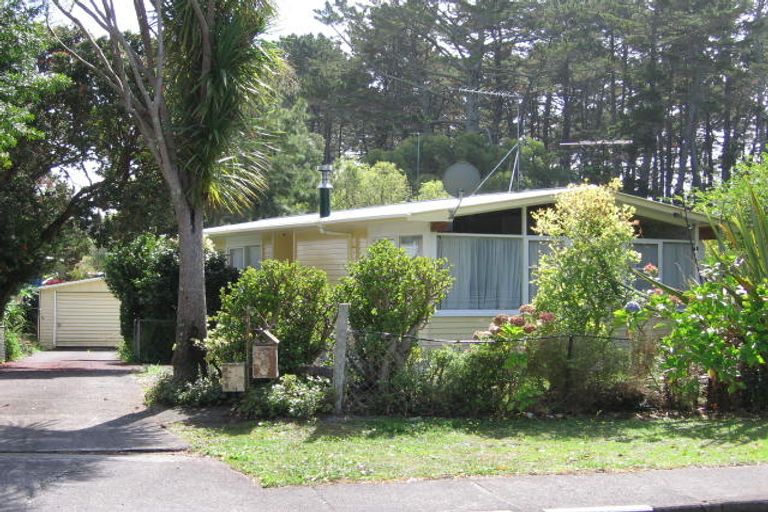 Photo of property in 8 Barnfield Place, Glendene, Auckland, 0602