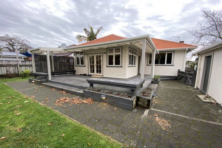 Photo of property in 27 Pahiatua Street, Hokowhitu, Palmerston North, 4410