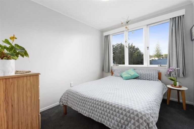 Photo of property in 24 Sylvan Crescent, Te Atatu South, Auckland, 0610