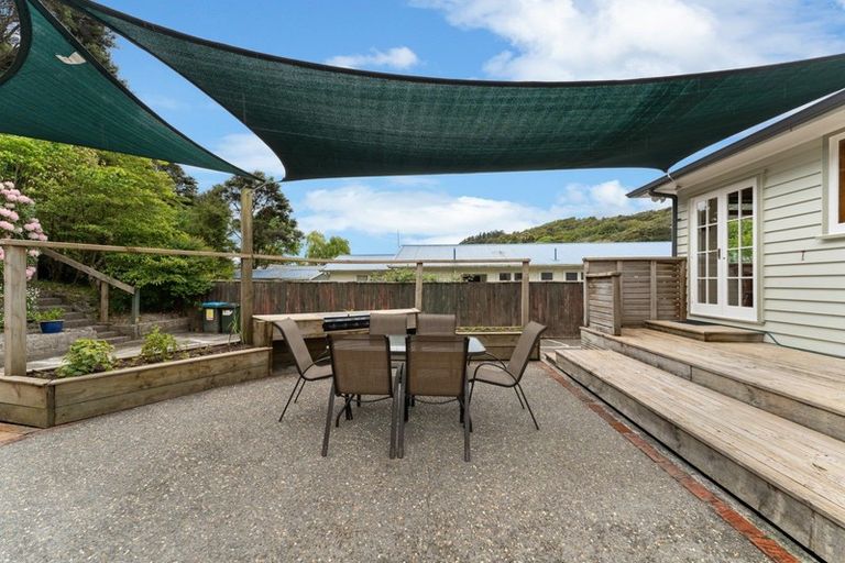 Photo of property in 14 Pinehaven Road, Pinehaven, Upper Hutt, 5019