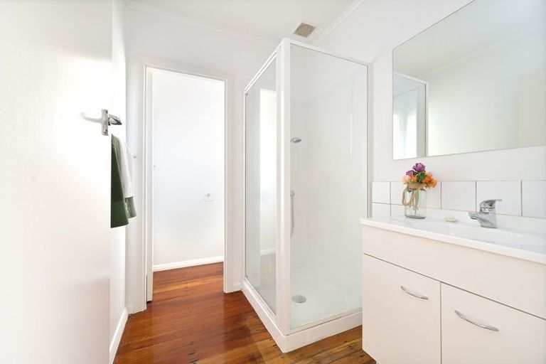 Photo of property in 7 Springside Place, New Lynn, Auckland, 0600