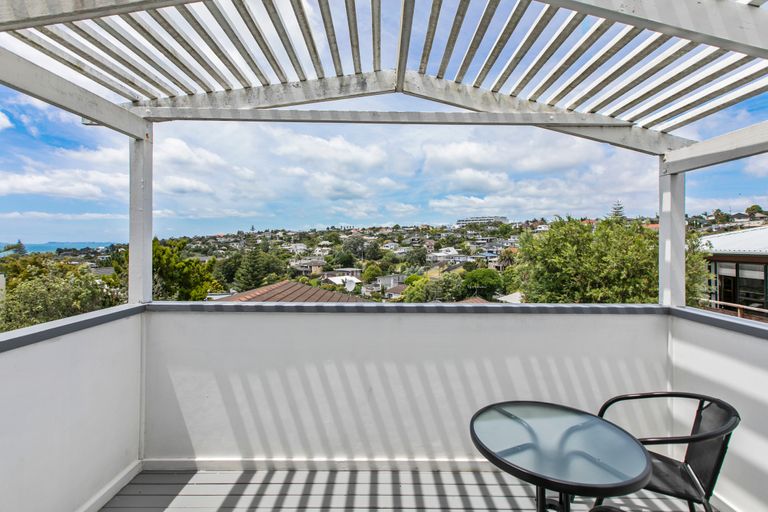 Photo of property in 1/14 Kiteroa Terrace, Rothesay Bay, Auckland, 0630
