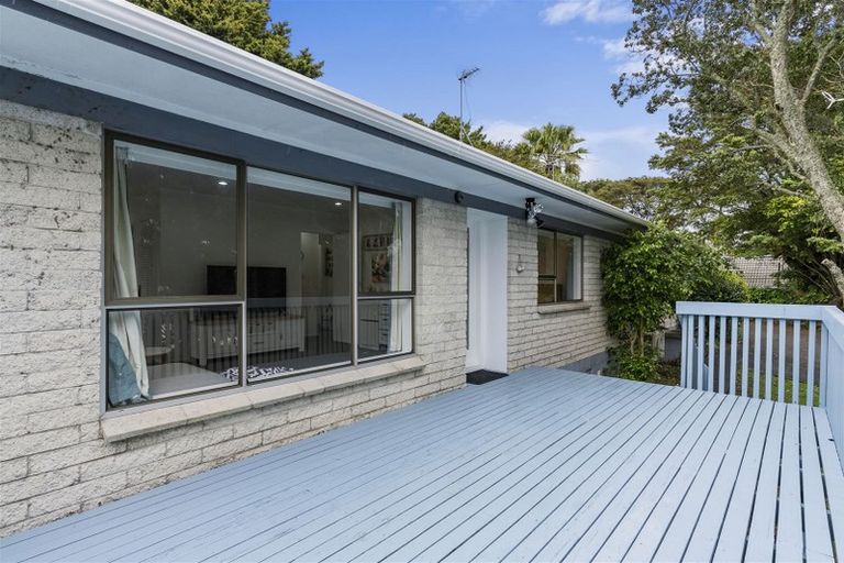 Photo of property in 2/8 Tusac Place, Totara Vale, Auckland, 0627