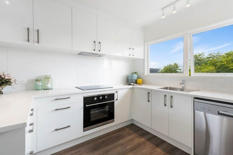 Photo of property in 20 Woodcote Drive, Glenfield, Auckland, 0629