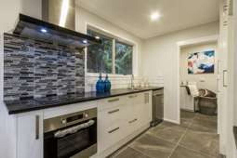 Photo of property in 17 Wanita Place, Totara Vale, Auckland, 0629