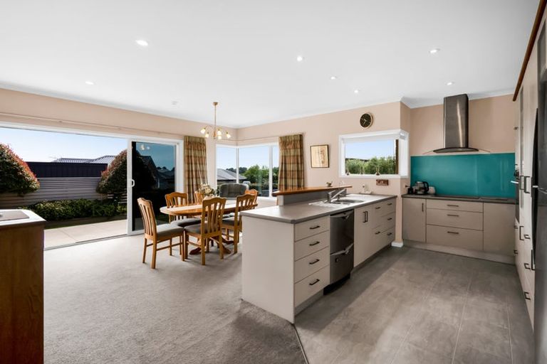 Photo of property in 5 Vardon Way, Waiwhakaiho, New Plymouth, 4312