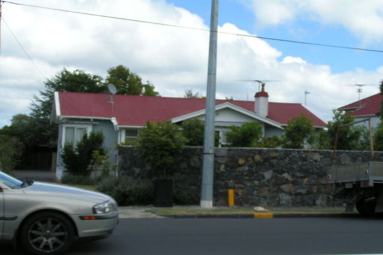 Photo of property in 1/16 Onewa Road, Northcote Point, Auckland, 0627