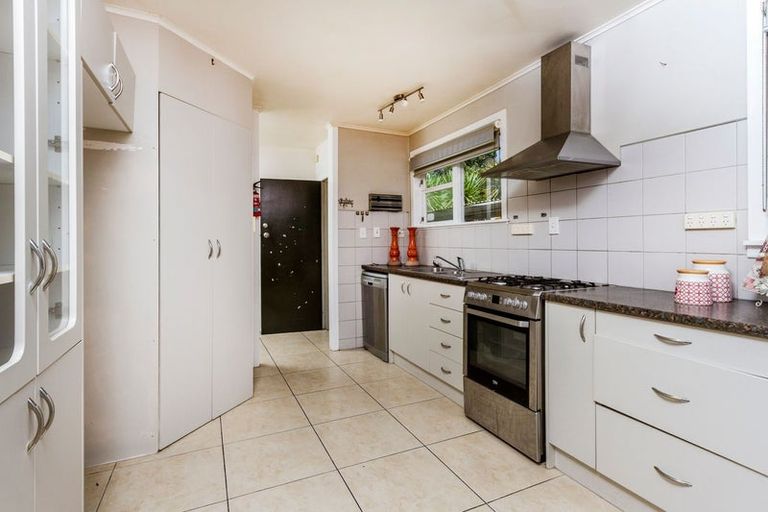 Photo of property in 70 Chivalry Road, Glenfield, Auckland, 0629