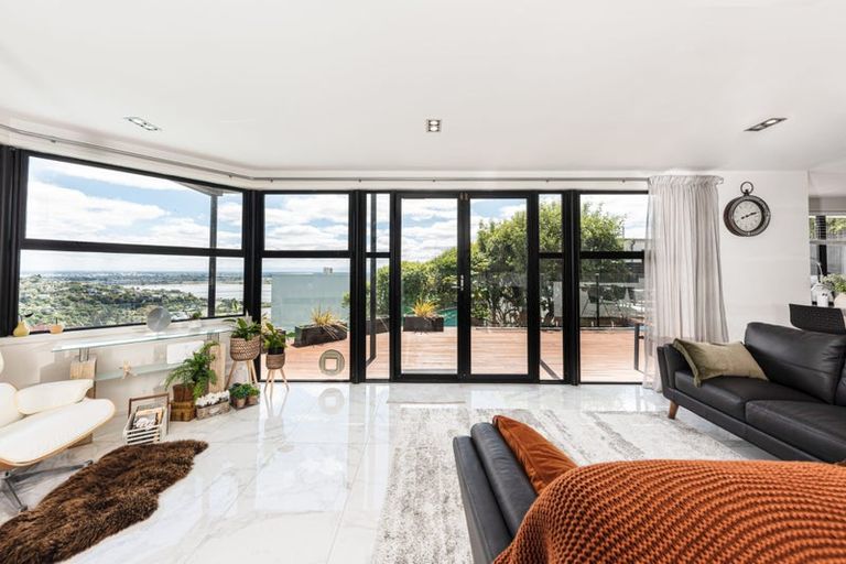 Photo of property in 9 Inverness Lane, Redcliffs, Christchurch, 8081