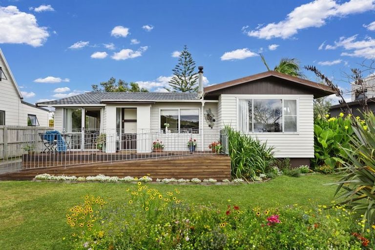 Photo of property in 9 Walton Street, Red Beach, 0932