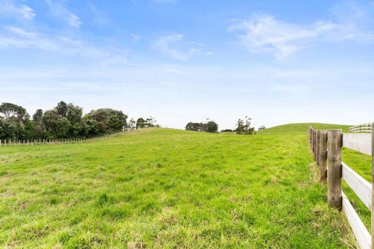 Photo of property in 2586 Awhitu Road, Awhitu, 2684