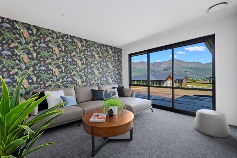 Photo of property in 10 The Heights Avenue, Wanaka, 9305