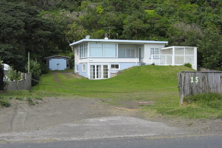 Photo of property in 15 Marine Parade South, Piha, 0772