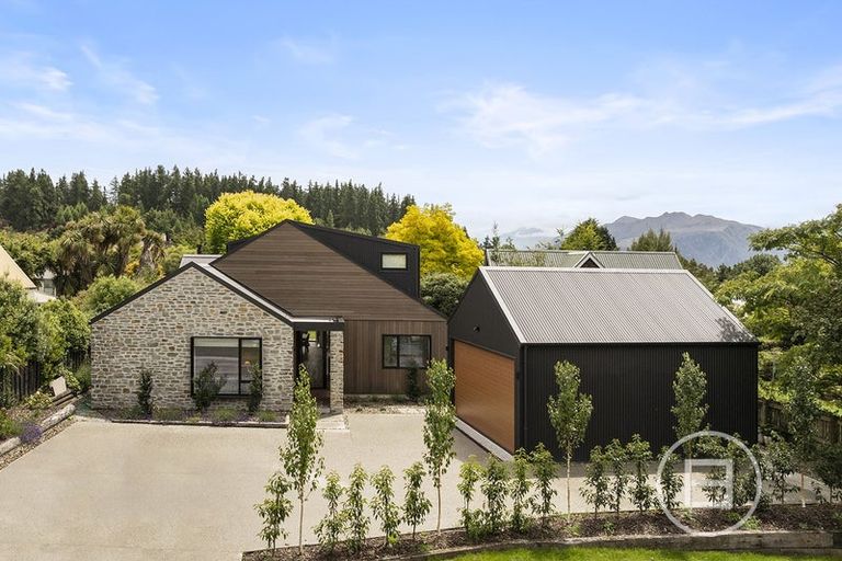 Photo of property in 6 Heuchan Lane, Wanaka, 9305