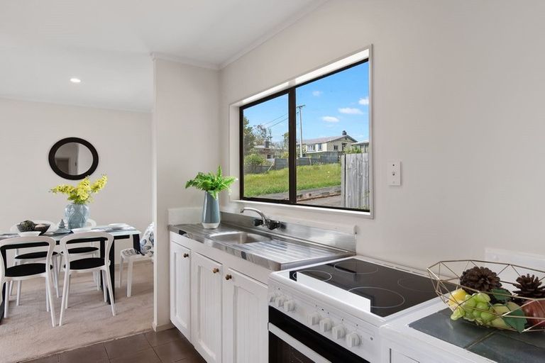 Photo of property in 2/67 West Coast Road, Glen Eden, Auckland, 0602