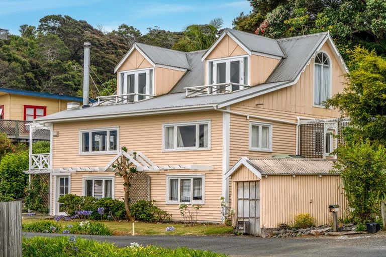 Photo of property in 6 Little Queen Street, Russell, 0202