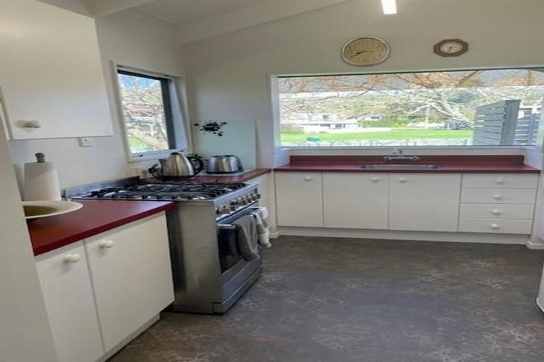 Photo of property in 6 Karawa Place, Kawakawa Bay, Papakura, 2585