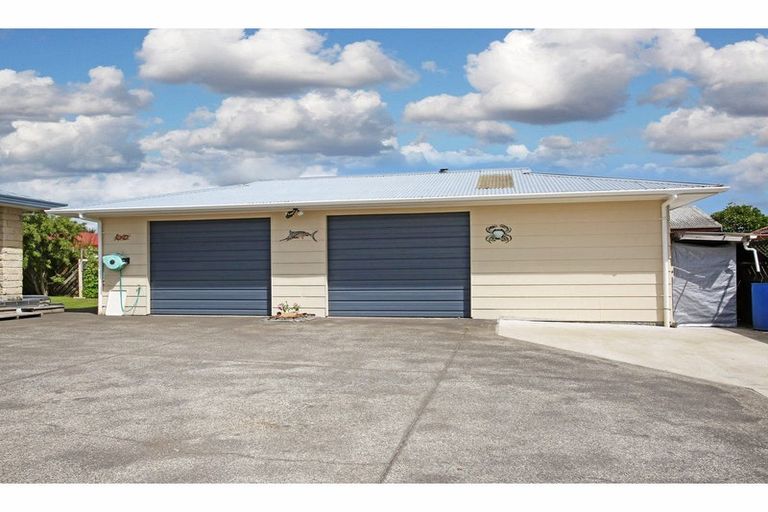 Photo of property in 48 Edgewater Parade, Waiuku, 2123