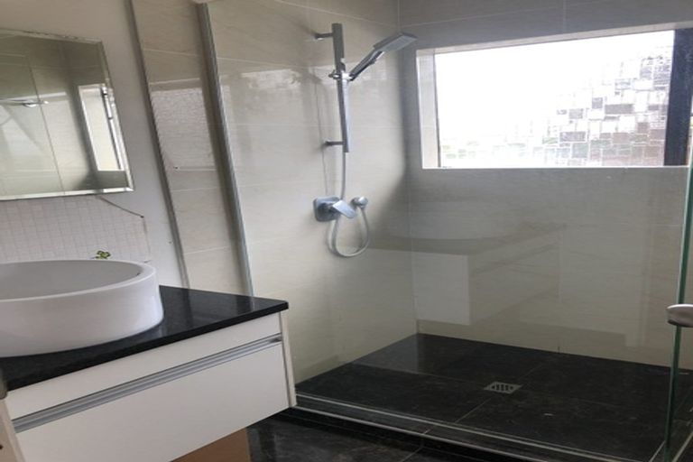 Photo of property in 2/260 Sunset Road, Windsor Park, Auckland, 0632