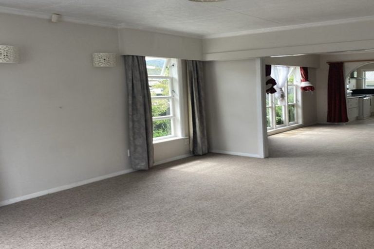 Photo of property in 160 Wainuiomata Road, Wainuiomata, Lower Hutt, 5014