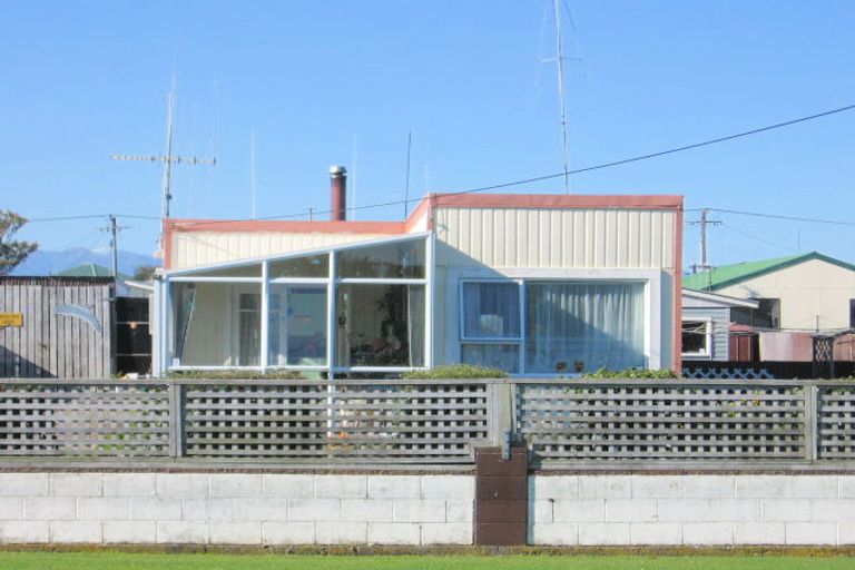 Photo of property in 12 Linklater Avenue, Foxton Beach, Foxton, 4815