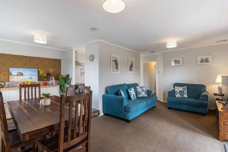 Photo of property in 1/70 Totaravale Drive, Totara Vale, Auckland, 0629