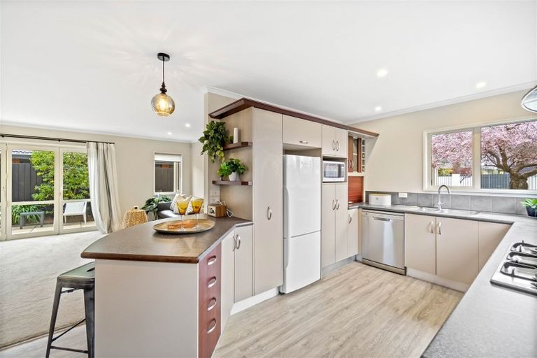 Photo of property in 43 Memorial Avenue, Ilam, Christchurch, 8053