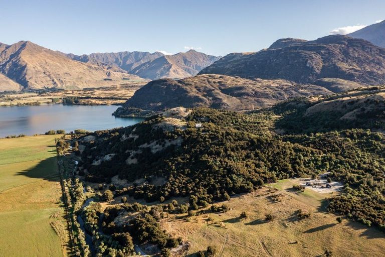 Photo of property in 16 Emerald Bluffs Lane, Glendhu Bay, Wanaka, 9382