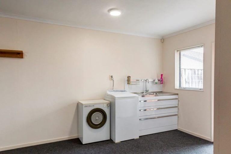 Photo of property in 2 Taylor Place, Merrilands, New Plymouth, 4312