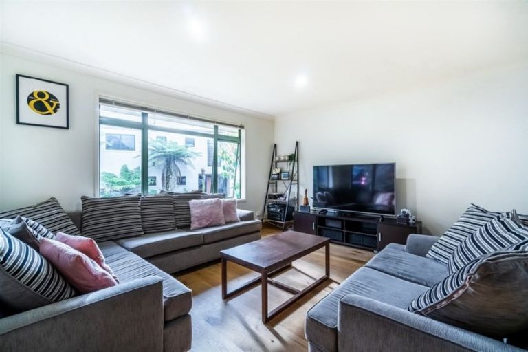 Photo of property in 32 Woodridge Avenue, Northcross, Auckland, 0630