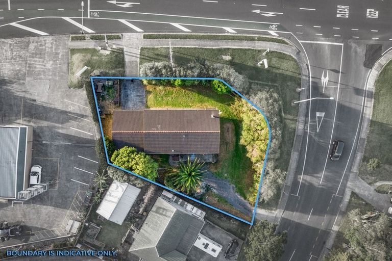 Photo of property in 23 Hobsonville Road, West Harbour, Auckland, 0618