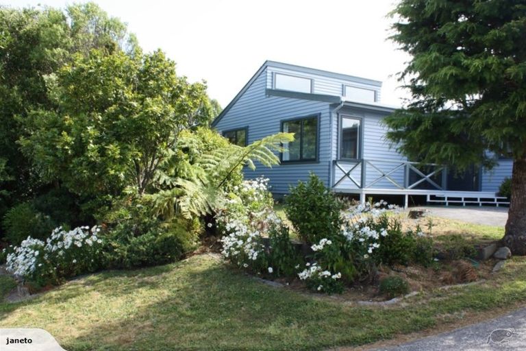 Photo of property in 52 Poto Road, Normandale, Lower Hutt, 5010