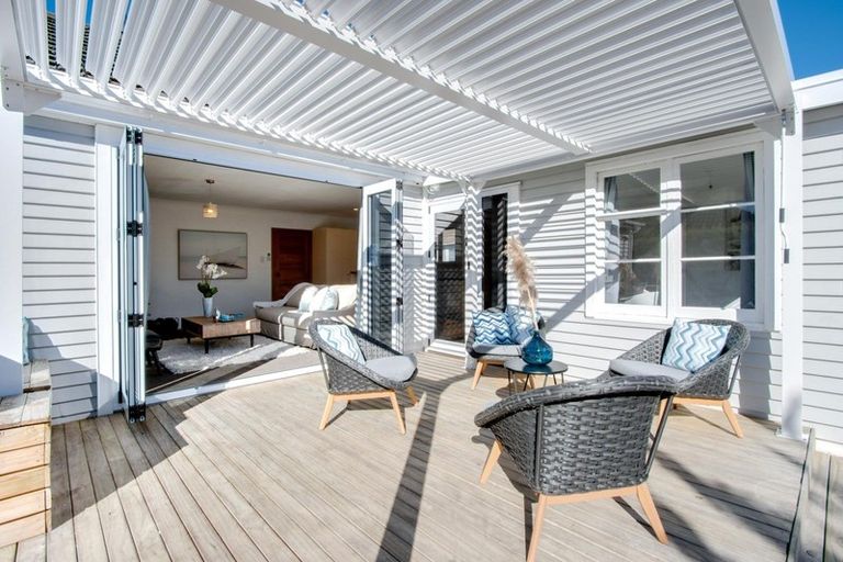 Photo of property in 11 Hammond Road, Taradale, Napier, 4112