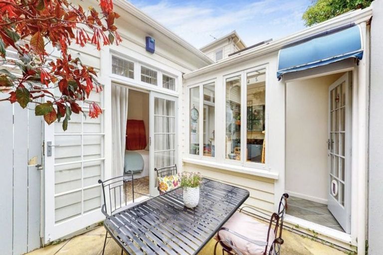 Photo of property in 6 Hawker Street, Mount Victoria, Wellington, 6011