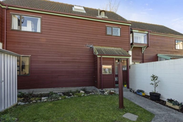Photo of property in 2/17u Randwick Crescent, Moera, Lower Hutt, 5010
