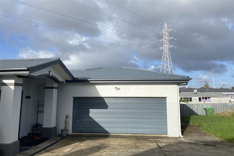 Photo of property in 15a Kiernan Place, Kelston, Auckland, 0602