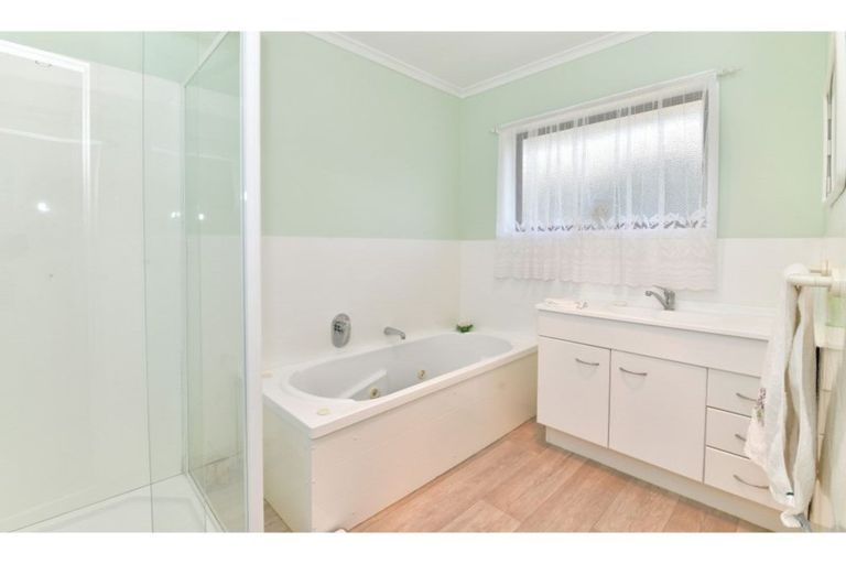Photo of property in 63 Centreway Road, Orewa, 0931