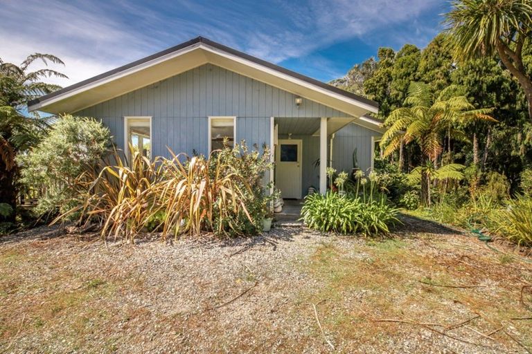 Photo of property in 17 Fairburn Place, Charleston, Cape Foulwind, 7892