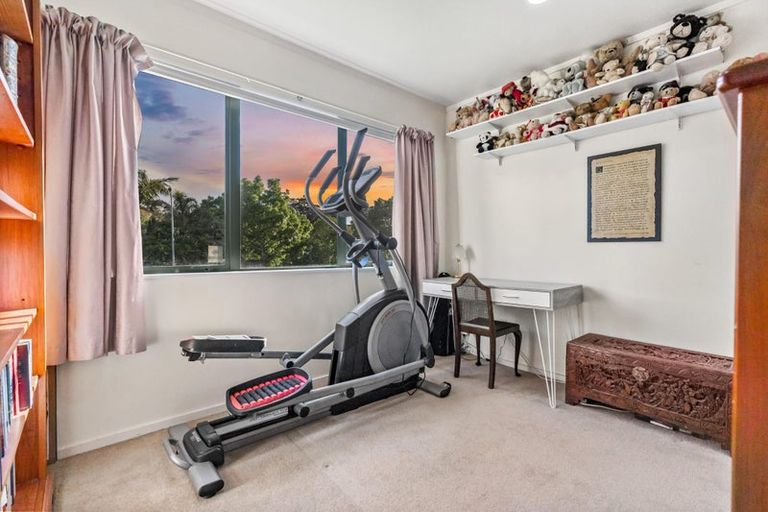 Photo of property in 11 Killygordon Place, Massey, Auckland, 0614