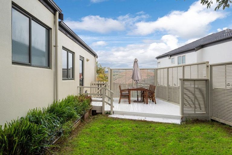 Photo of property in 2/8 Bundoran Way, Pinehill, Auckland, 0632