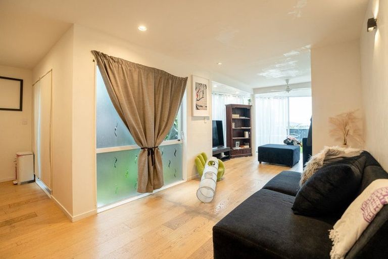 Photo of property in 1/23 Bernleigh Terrace, West Harbour, Auckland, 0618