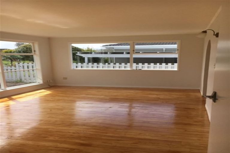 Photo of property in 5 Bodi Place, Te Atatu South, Auckland, 0610