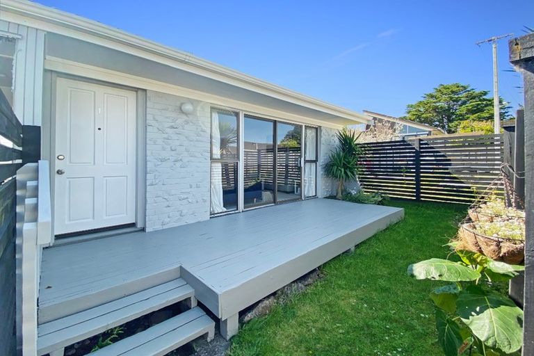 Photo of property in 1/307a Wairau Road, Totara Vale, Auckland, 0627