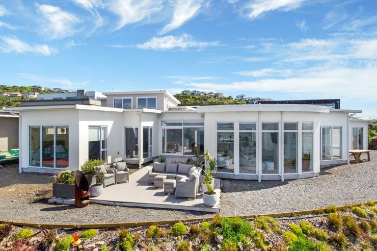 Photo of property in 27 Cromwell Point, Newlands, Wellington, 6037