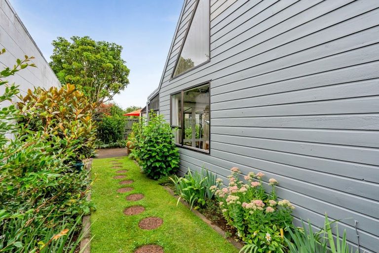 Photo of property in 9a Tamati Place, Merrilands, New Plymouth, 4312