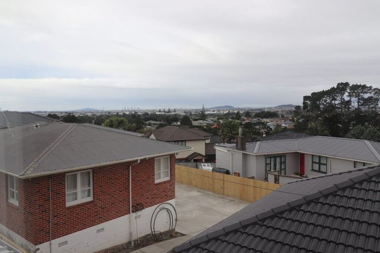 Photo of property in 2b Crystal Avenue, Te Atatu South, Auckland, 0602