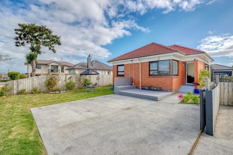 Photo of property in 24 Seddon Avenue, Papatoetoe, Auckland, 2104
